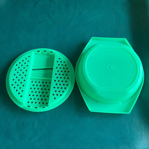 Vintage Tupperware Jadeite Green veggie cheese Grater and Mandolin Bowl 786 - Picture 3 of 5